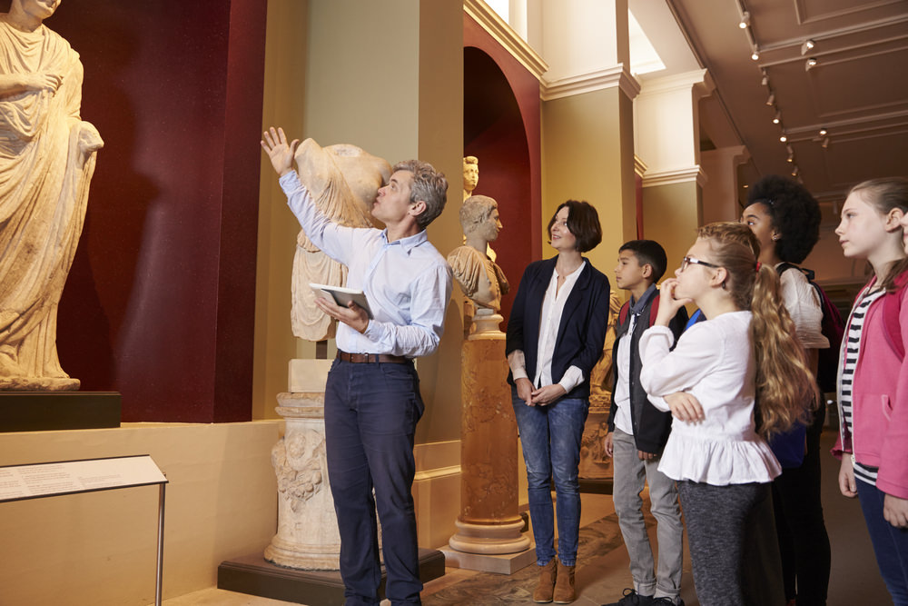 Guia de turismo em museu