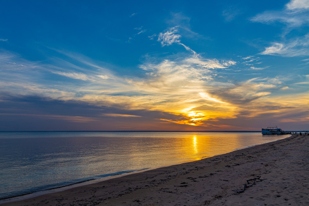 O pôr do sol visto da praia de Ponta do Cururu é uma das atrações turísticas na região de Alter do Chão