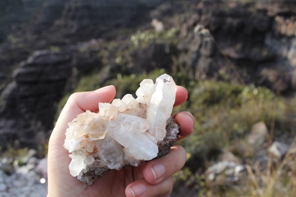 Vale dos Cristais no Monte Roraima. As mãos seguram cristais de quartzo