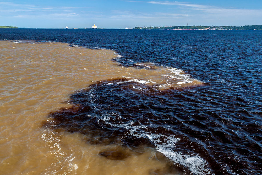 Encontro do Rio Solimões de cor acastanhada e Rio Negro de cor negra