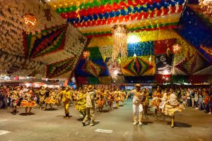 Dança de quadrilha atuando na festa de São João, durante a festa junina no Parque do Povo, Campina Grande