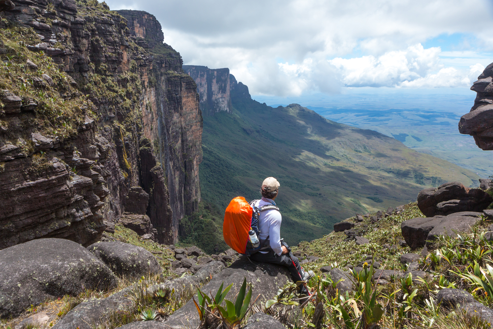 Turista contemplando a vista do Monte Roraima