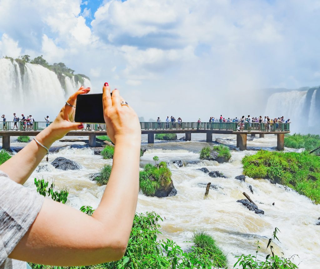  Mulher tirando fotos em Foz do Iguaçu, Brazil.