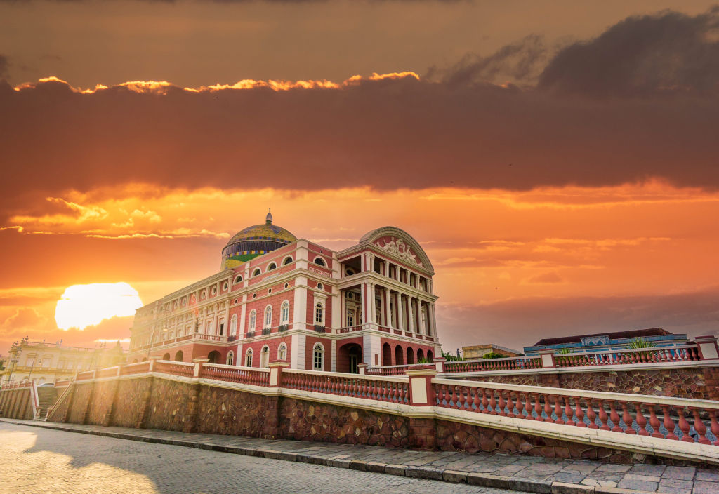 Fachada do Teatro Amazonas ao pôr do sol em Manaus. A casa de ópera foi construída quando fortunas foram feitas no boom da borracha.