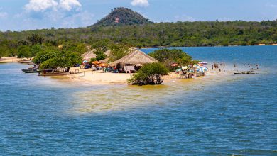 Ilha do Amor, no Rio Tapajós, vista da fronteira da cidade de Alter do Chão, no Estado do Pará